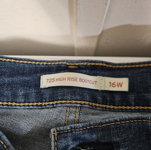 Levis 725 High Rise Bootcut Dark Wash Jeans! - Picture 3 of 7